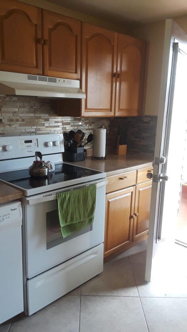 2950 NW 46th Ave, Unit 101A in Lauderdale Lakes, FL - Building Photo - Building Photo