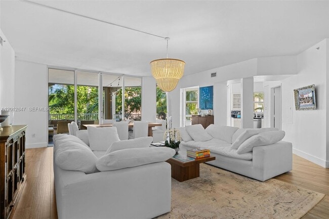 731 Crandon Blvd in Key Biscayne, FL - Building Photo - Building Photo