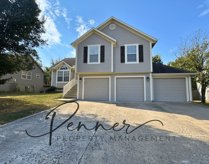 2207 Cherokee Dr in Greenwood, MO - Building Photo