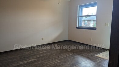 421 SE A St in Bentonville, AR - Foto de edificio - Building Photo