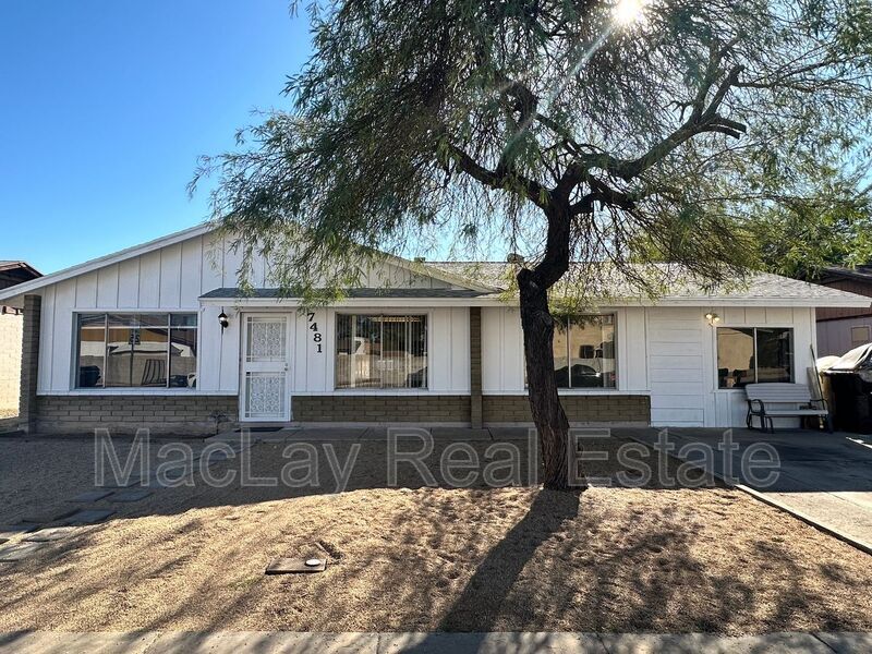 7481 W Yucca St in Peoria, AZ - Foto de edificio