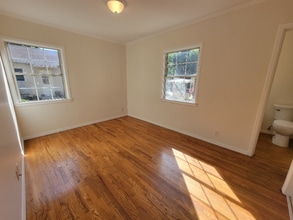 13644 Leadwell St, Unit 644 in Los Angeles, CA - Foto de edificio - Building Photo