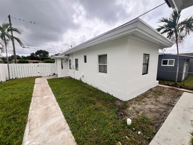 612 NW 6th Ct in Hallandale Beach, FL - Building Photo - Building Photo