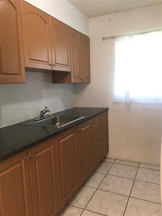 2450 NE 188th St in Miami, FL - Building Photo
