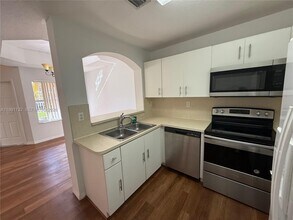 764 SW 106th Ave in Pembroke Pines, FL - Foto de edificio - Building Photo