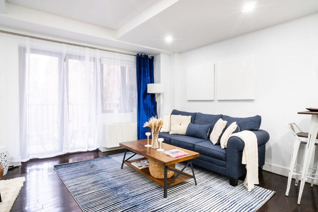 809 9th Ave in New York, NY - Building Photo