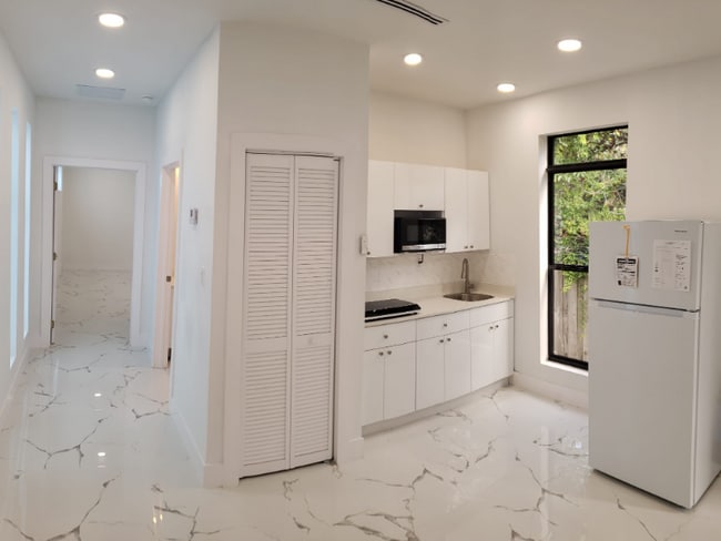 590 Ragan Dr in Miami Springs, FL - Building Photo - Building Photo