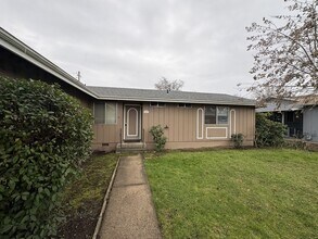231 Hawthorne St in Sutherlin, OR - Building Photo - Building Photo