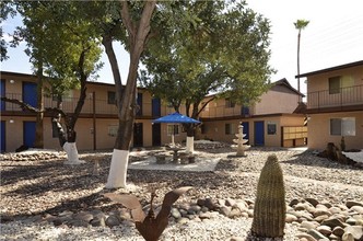 Northern Chateau Apartments in Phoenix, AZ - Foto de edificio - Building Photo