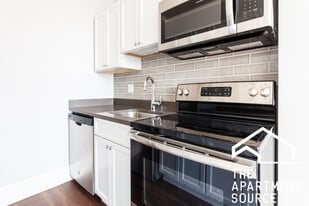 817 W Lakeside Pl in Chicago, IL - Building Photo