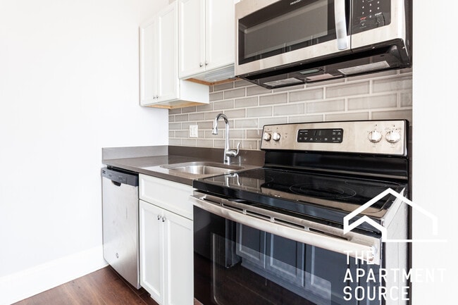 property at 817 W Lakeside Pl