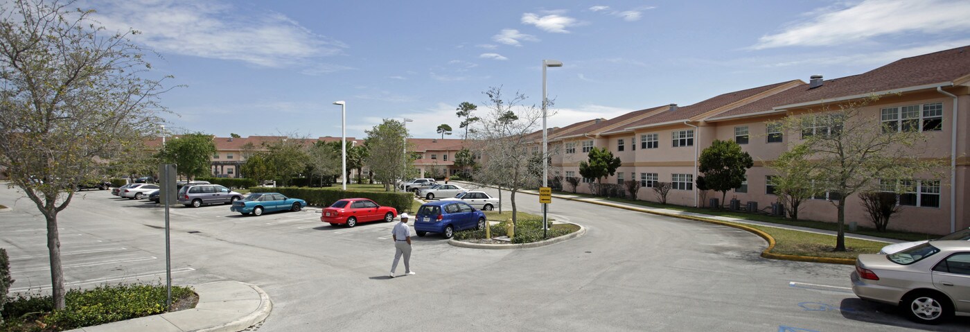 St. Anne's Gardens in Miami, FL - Foto de edificio