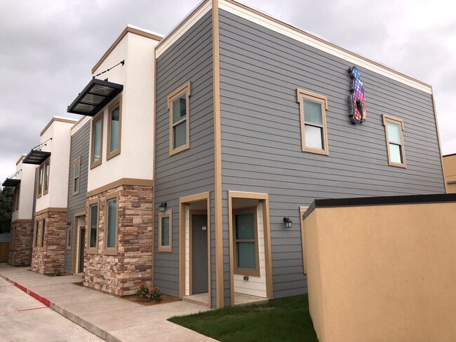2206 E US Highway 281, Unit B-13
