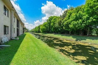 341 Lakeview Dr in Weston, FL - Building Photo - Building Photo