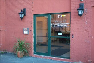 617 Hiawatha Blvd in Syracuse, NY - Foto de edificio - Building Photo