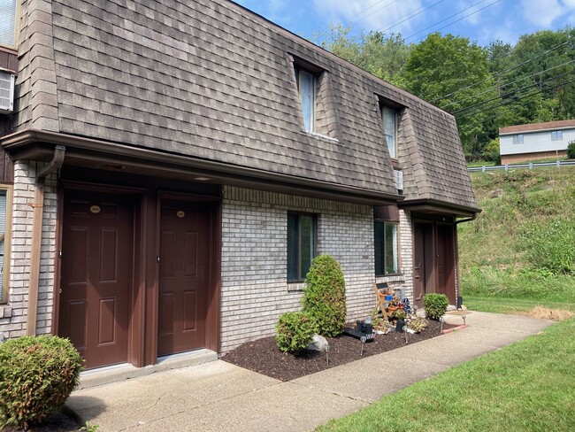 207 Kellywood Mnr, Unit 206 in New Kensington, PA - Building Photo - Building Photo
