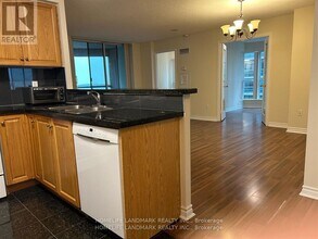 7 Lorraine Dr in Toronto, ON - Building Photo - Building Photo