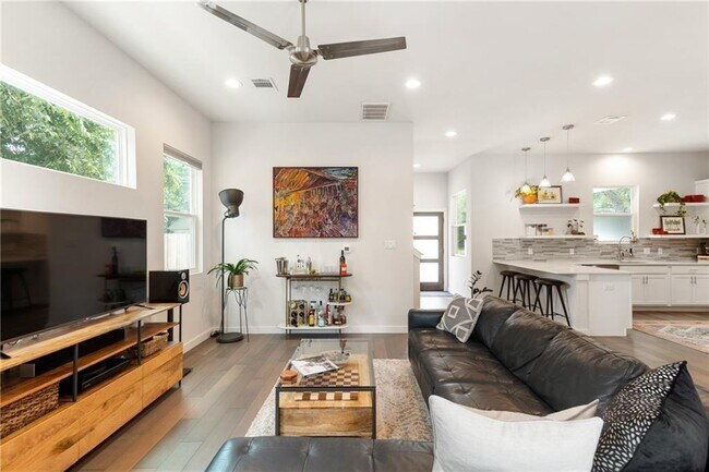 6406 Santos St in Austin, TX - Building Photo - Building Photo