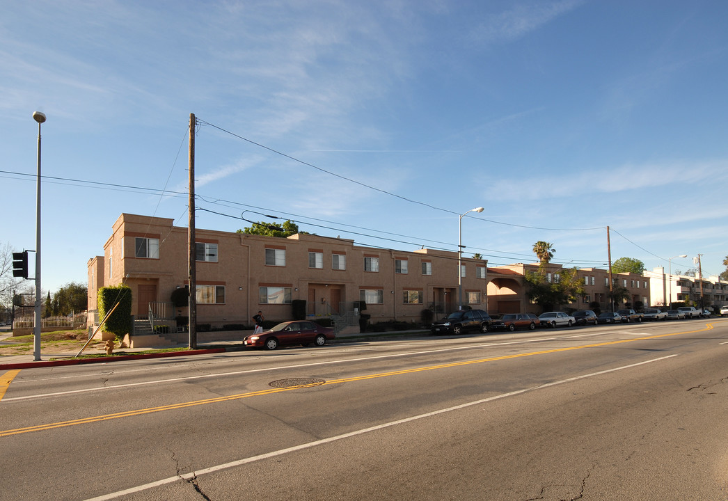 Parthenia Villa Apartments in North Hills, CA - Foto de edificio