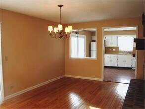 25W135 Essex Ave in Naperville, IL - Foto de edificio - Building Photo