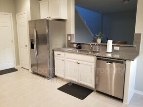 12086 Canyon Rock Ln in San Antonio, TX - Building Photo - Building Photo
