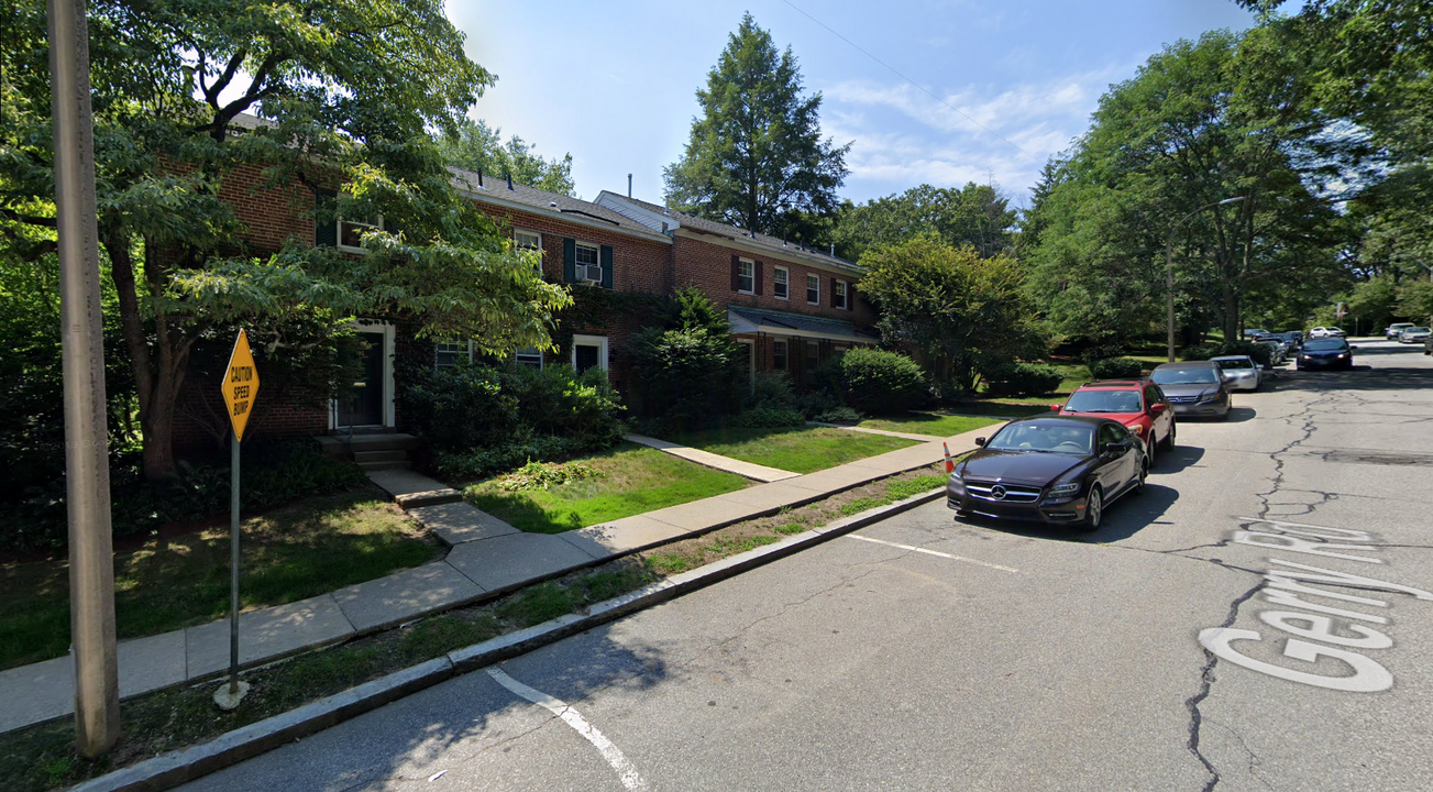 194 Gerry Rd, Unit 4 in Chestnut Hill, MA - Foto de edificio