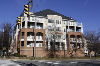 Wilton House in Fairfax, VA - Foto de edificio - Building Photo