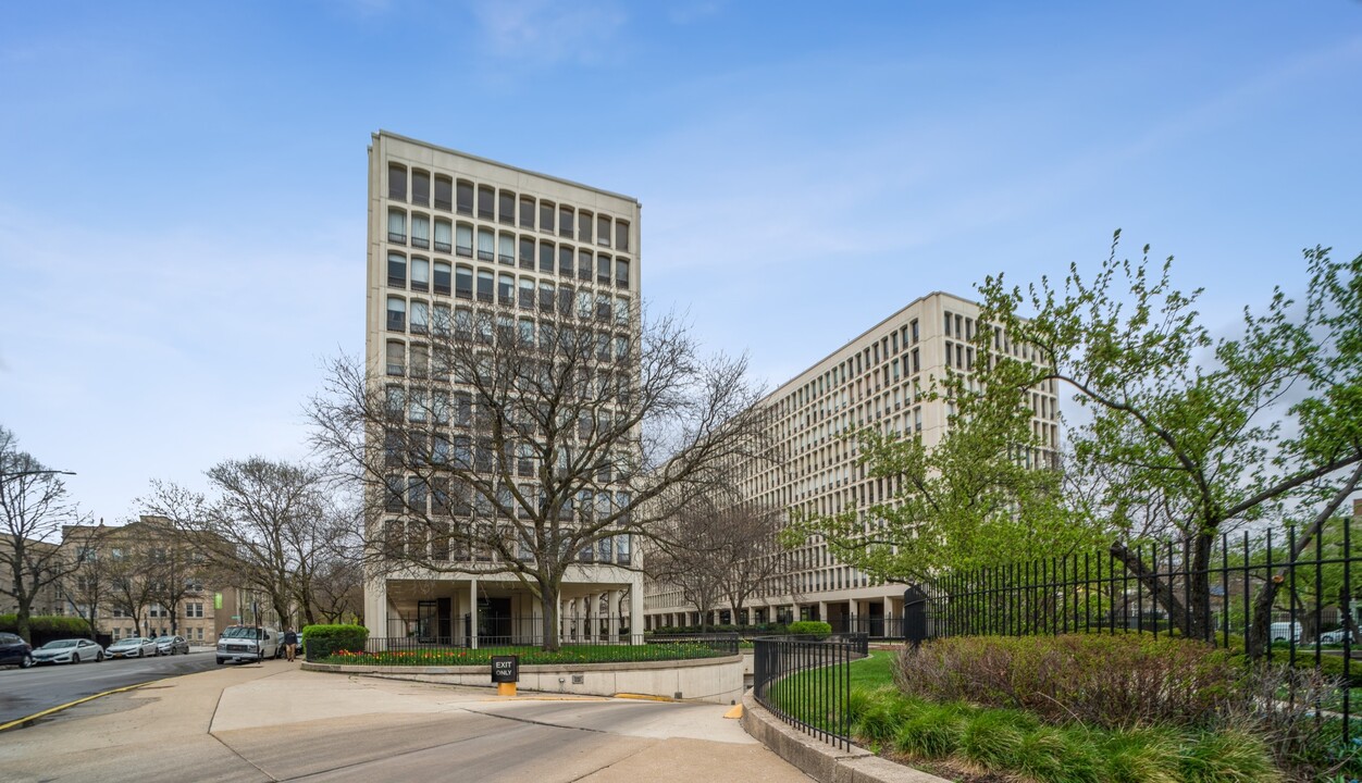 1401 E 55th St, Unit 503N in Chicago, IL - Building Photo