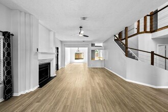 9715 Quiet Lake in San Antonio, TX - Foto de edificio - Building Photo