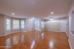 157 Tulip Ln in Freehold, NJ - Building Photo