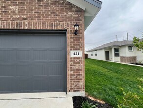 421 Jean St in Seguin, TX - Building Photo - Building Photo