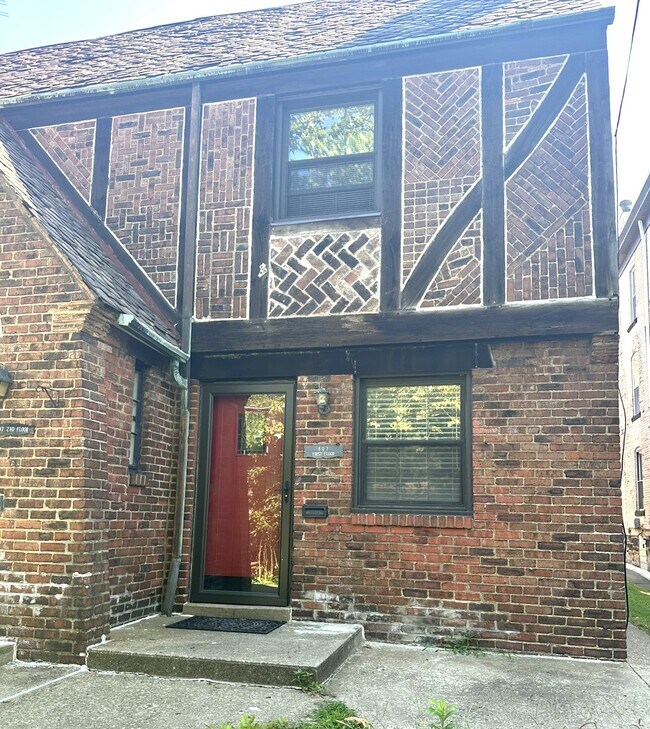 807 S Braddock Ave in Pittsburgh, PA - Foto de edificio - Building Photo