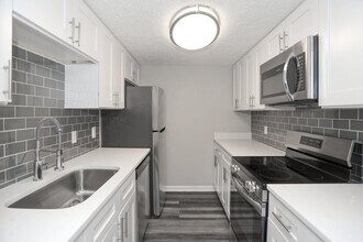 Meridian Court South in Indianapolis, IN - Building Photo - Building Photo