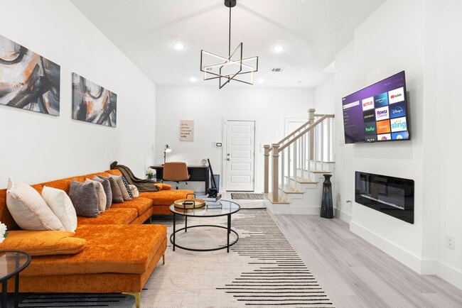 8126 Panay Dr in Houston, TX - Foto de edificio - Building Photo