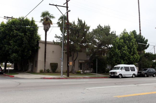 6548 Woodley Ave in Van Nuys, CA - Building Photo - Building Photo