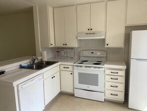 8277 Echo Dell Rd in San Diego, CA - Building Photo - Building Photo