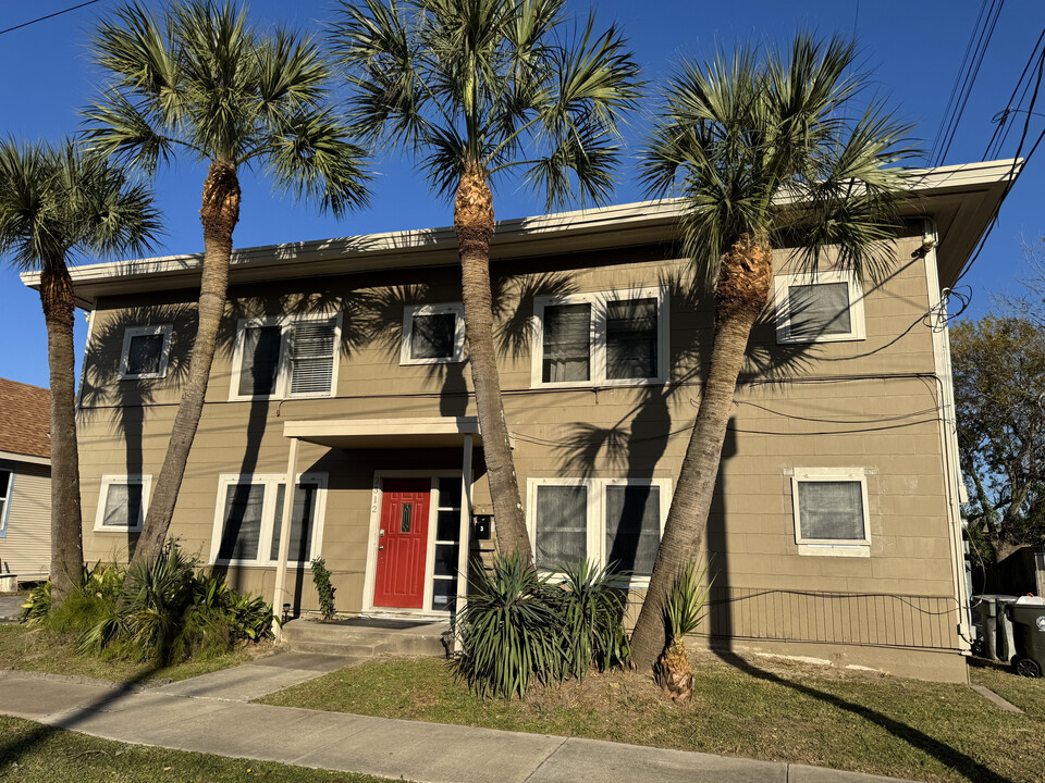 2312 53rd St, Unit 2 in Galveston, TX - Building Photo