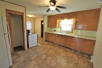 408 S Garfield Ave in Lyons, KS - Foto de edificio - Building Photo