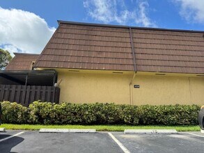 4221 Turnberry Cir in Greenacres, FL - Building Photo - Building Photo