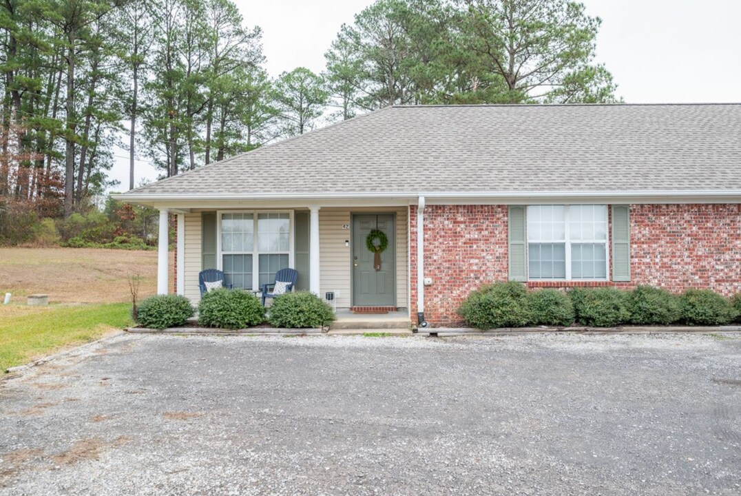 125 Darby Way in Starkville, MS - Foto de edificio