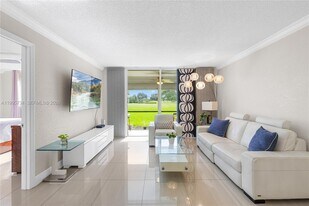 9200 N Hollybrook Lake Dr in Pembroke Pines, FL - Building Photo