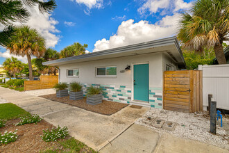 637 75th Ave in St Pete Beach, FL - Foto de edificio - Building Photo