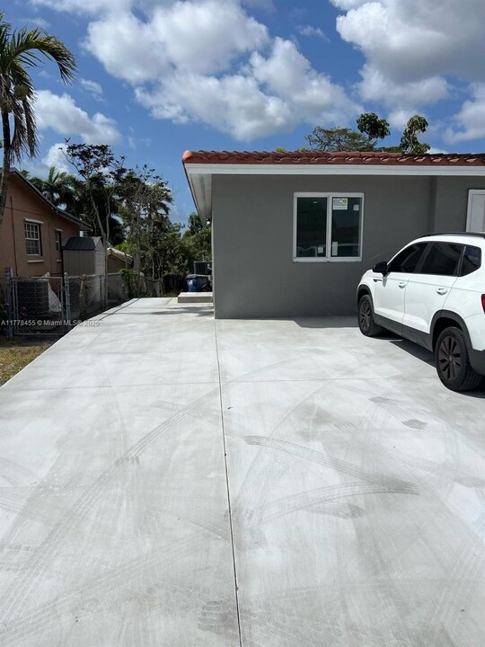 12030 SW 184th St in Miami, FL - Foto de edificio