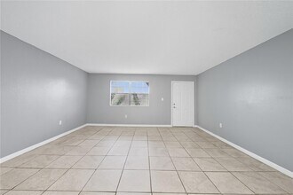 12401 Oak Cedar Pl, Unit 201 in Tampa, FL - Building Photo - Building Photo