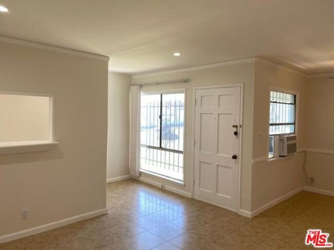 5784 Corbett St in Los Angeles, CA - Foto de edificio - Building Photo