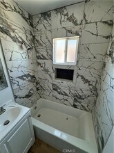 924 E Lanzit Ave in Los Angeles, CA - Foto de edificio - Building Photo