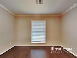 8127 Twin Hills Dr in Houston, TX - Building Photo - Building Photo