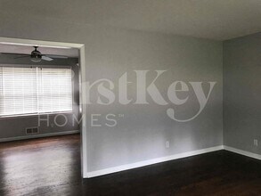 8712 Marty Ln in Overland Park, KS - Foto de edificio - Building Photo