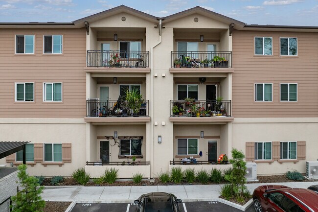 Redwood Views Apartments in Windsor, CA - Foto de edificio - Building Photo