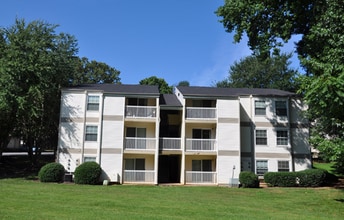 101 Village Ln in Greensboro, NC - Foto de edificio - Building Photo